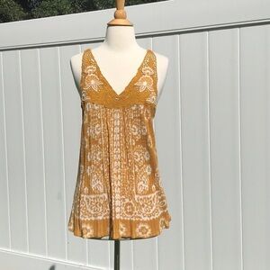 Lucky Brand Sleeveless Yellow Gold and While Floral Printed V-Neck Top Size Med